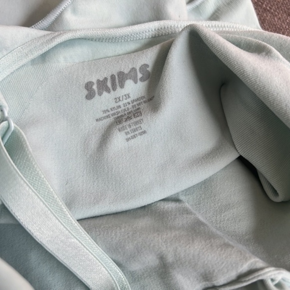 Skims Sculpting Thong Bodysuit - Picture 4 of 6